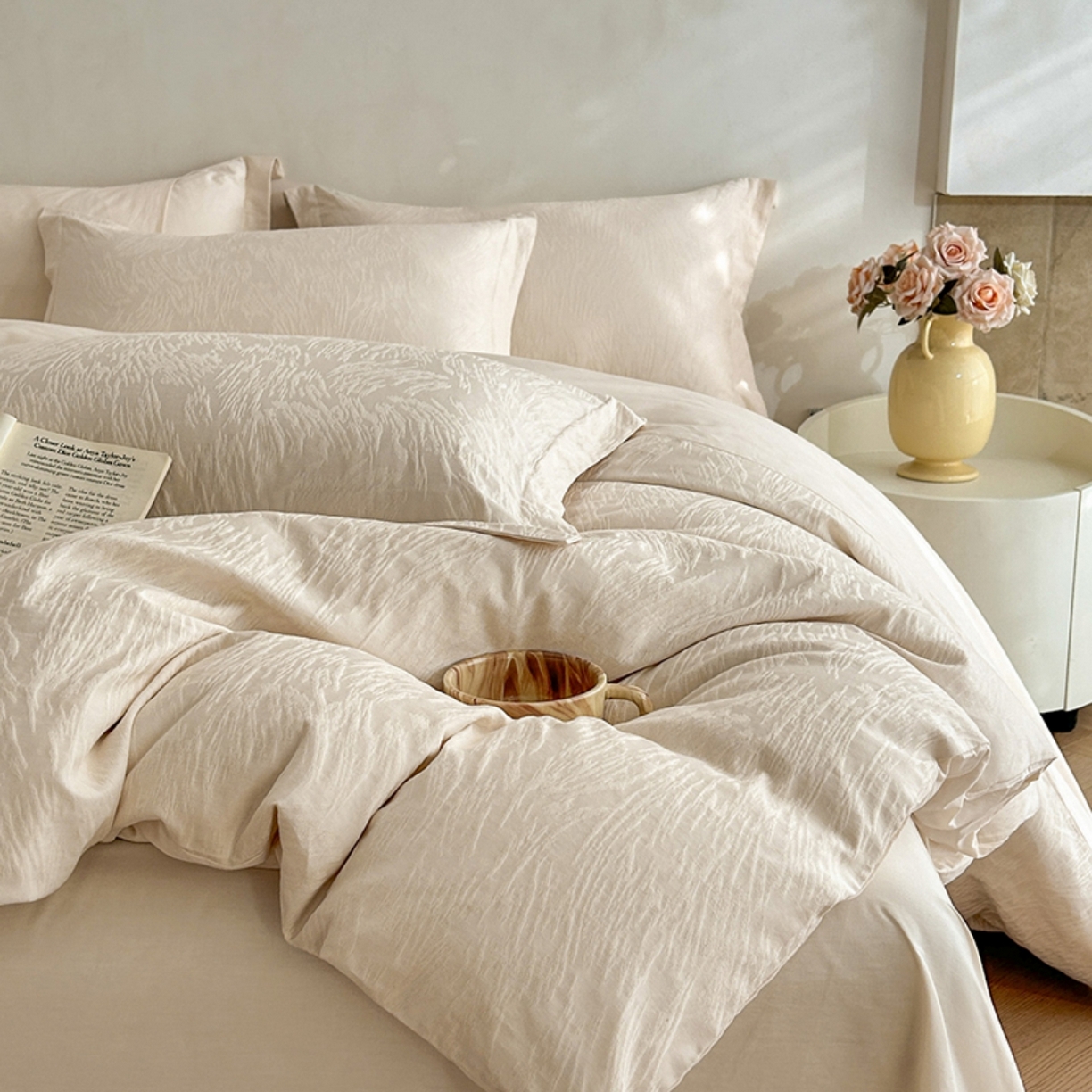 91家纺网 家纺一手货源 找家纺 莱茵家居 2026新款A类60支长绒棉纯棉提花贡缎大提花四件套光泽绸缎感轻奢风 枝漫‌-奶白