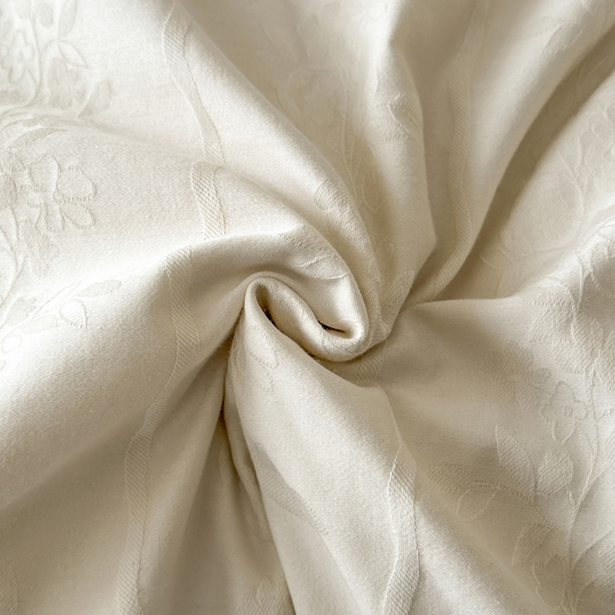 91家纺网 家纺一手货源 找家纺 莱茵家居 2026新款A类60支长绒棉纯棉提花贡缎大提花四件套光泽绸缎感轻奢风 丝涟-奶白