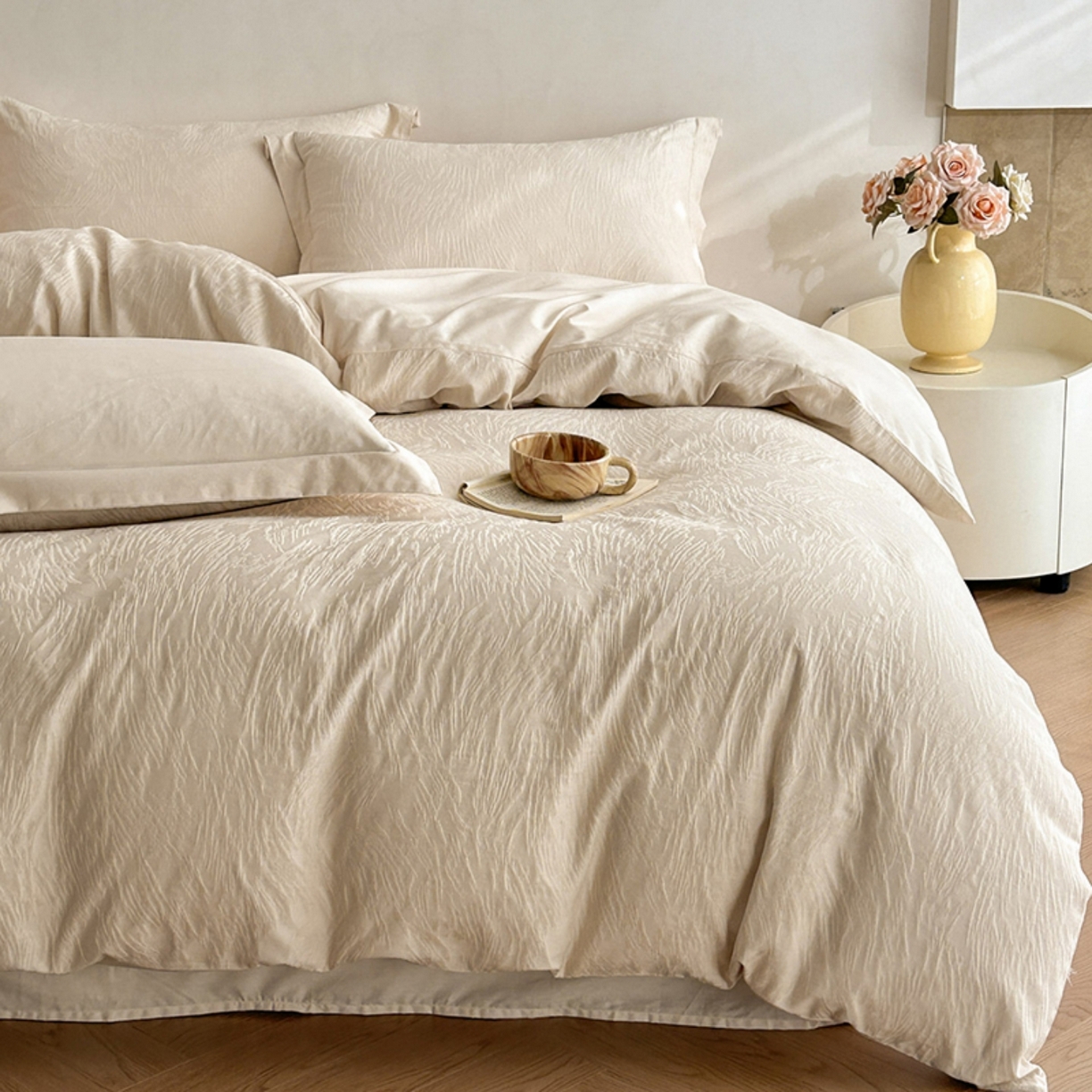 91家纺网 家纺一手货源 找家纺 莱茵家居 2026新款A类60支长绒棉纯棉提花贡缎大提花四件套光泽绸缎感轻奢风 枝漫‌-奶白