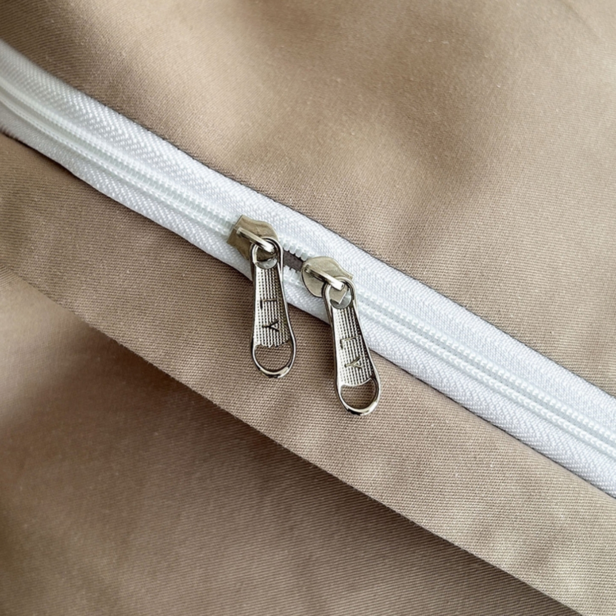 91家纺网 家纺一手货源 找家纺 莱茵家居 2026新款A类60支长绒棉纯棉提花贡缎大提花四件套光泽绸缎感轻奢风 枝漫‌-咖