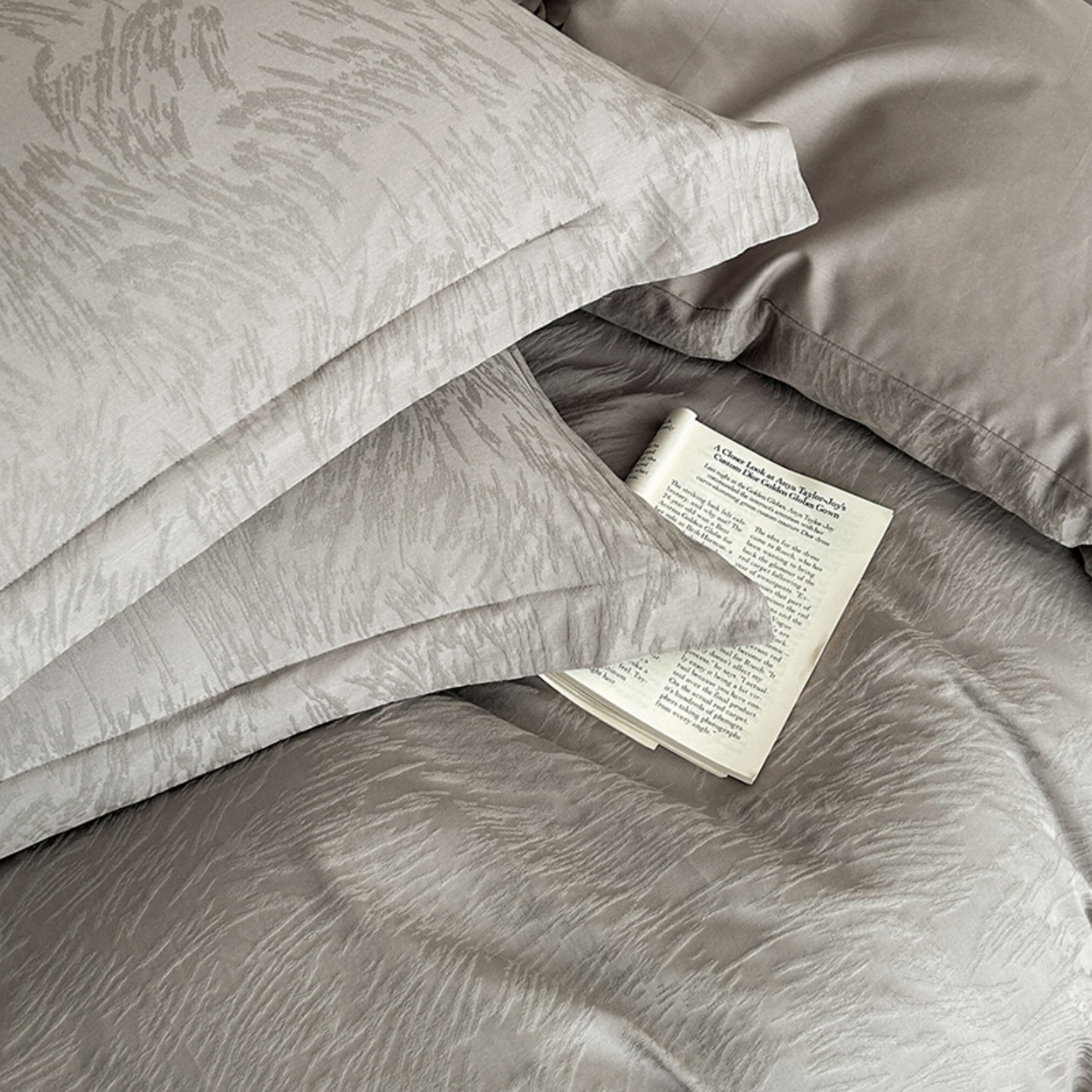 91家纺网 家纺一手货源 找家纺 莱茵家居 2026新款A类60支长绒棉纯棉提花贡缎大提花四件套光泽绸缎感轻奢风 枝漫‌-灰