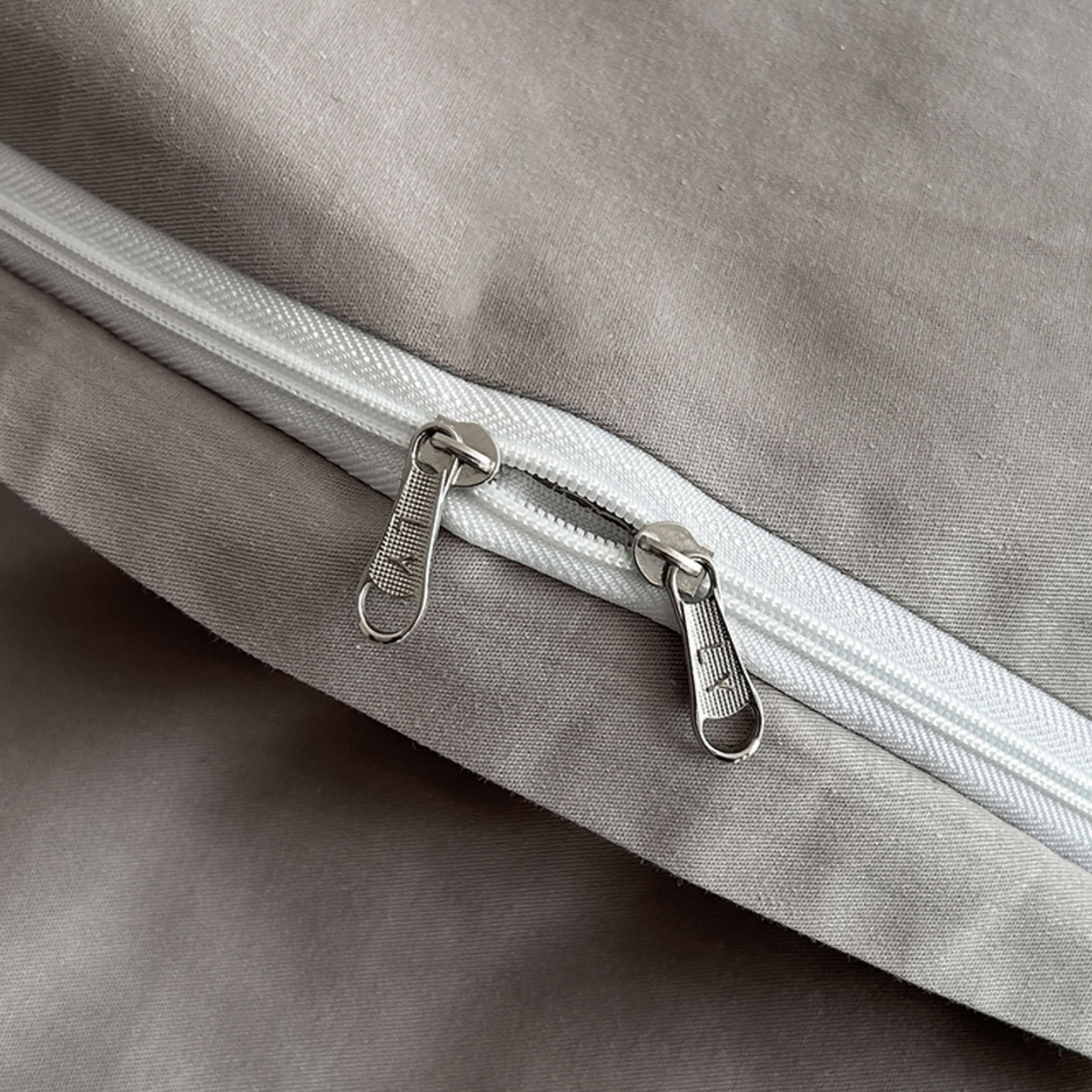 91家纺网 家纺一手货源 找家纺 莱茵家居 2026新款A类60支长绒棉纯棉提花贡缎大提花四件套光泽绸缎感轻奢风 枝漫‌-灰