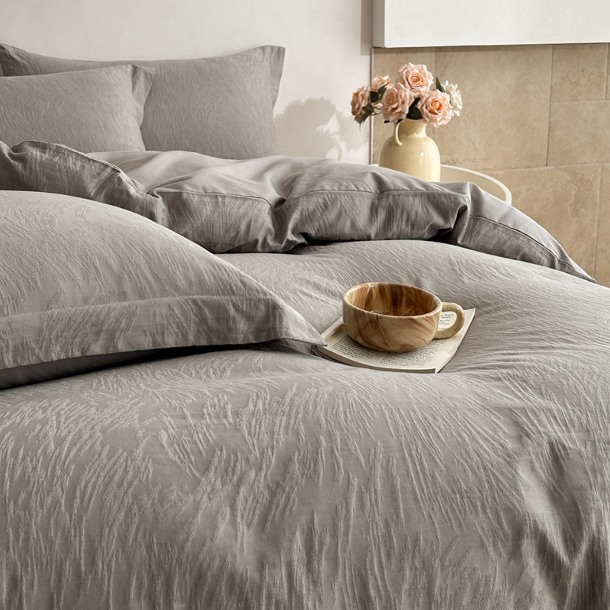 91家纺网 家纺一手货源 找家纺 莱茵家居 2026新款A类60支长绒棉纯棉提花贡缎大提花四件套光泽绸缎感轻奢风 枝漫‌-灰