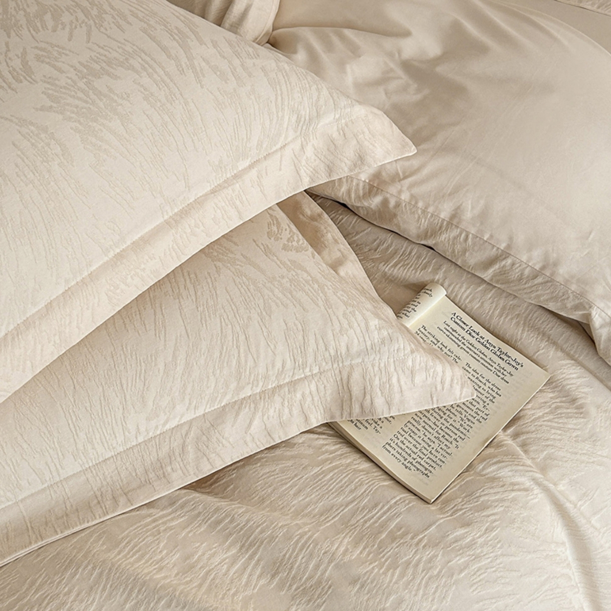 91家纺网 家纺一手货源 找家纺 莱茵家居 2026新款A类60支长绒棉纯棉提花贡缎大提花四件套光泽绸缎感轻奢风 枝漫‌-奶白