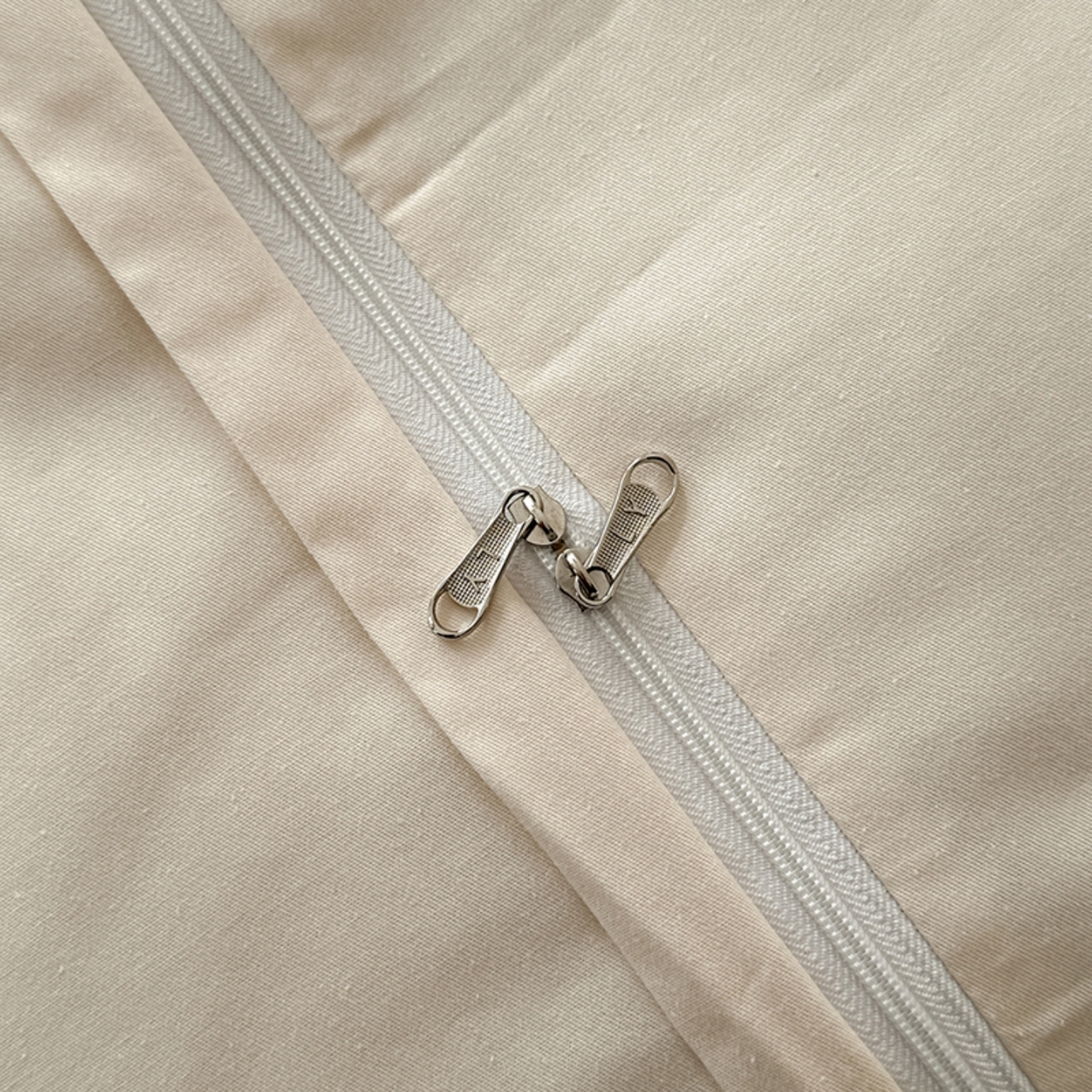 91家纺网 家纺一手货源 找家纺 莱茵家居 2026新款A类60支长绒棉纯棉提花贡缎大提花四件套光泽绸缎感轻奢风 素简-奶白