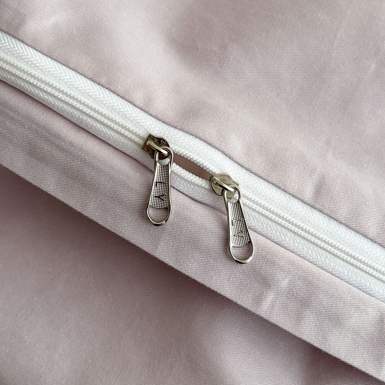 91家纺网 家纺一手货源 找家纺 莱茵家居 2026新款A类60支长绒棉纯棉提花贡缎大提花四件套光泽绸缎感轻奢风 花漪-紫