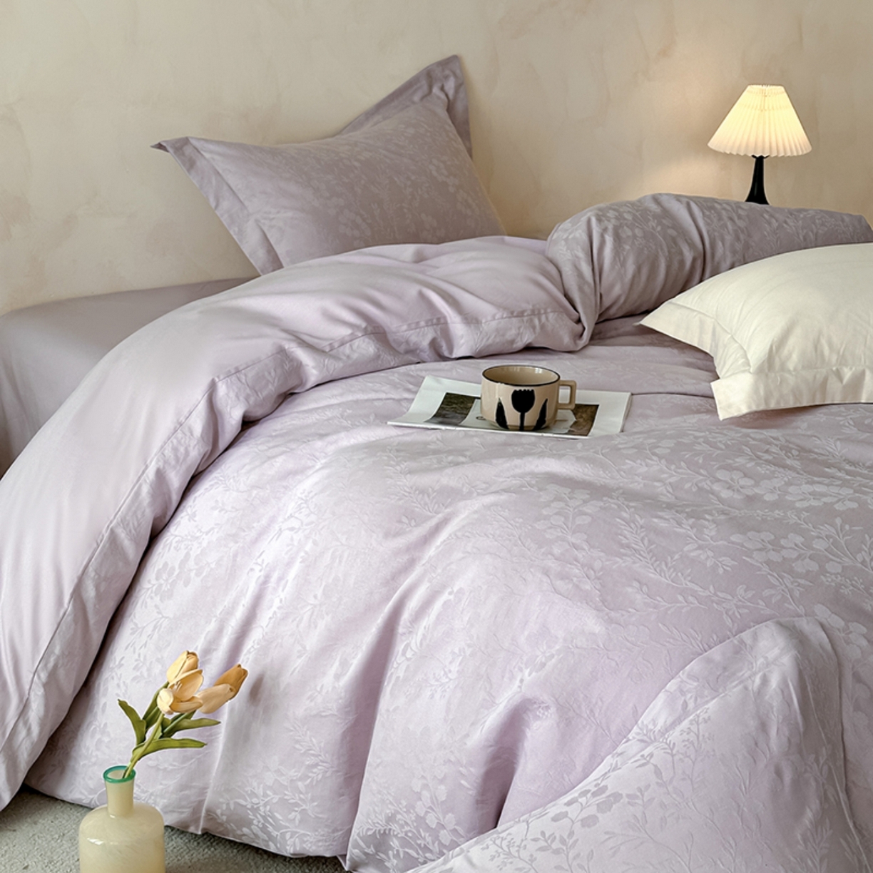 91家纺网 家纺一手货源 找家纺 莱茵家居 2026新款A类60支长绒棉纯棉提花贡缎大提花四件套光泽绸缎感轻奢风 缃影-紫