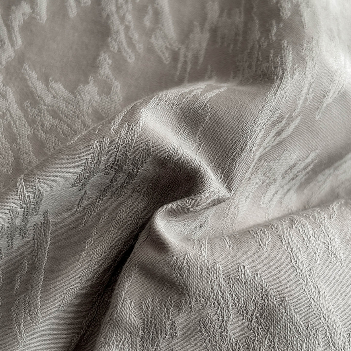 91家纺网 家纺一手货源 找家纺 莱茵家居 2026新款A类60支长绒棉纯棉提花贡缎大提花四件套光泽绸缎感轻奢风 枝漫‌-灰