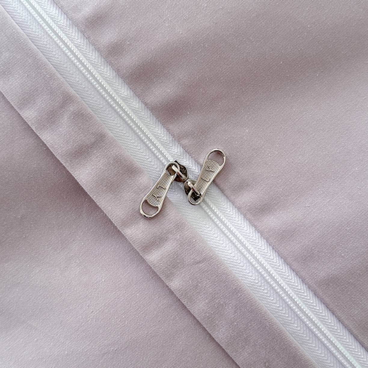 91家纺网 家纺一手货源 找家纺 莱茵家居 2026新款A类60支长绒棉纯棉提花贡缎大提花四件套光泽绸缎感轻奢风 缃影-紫