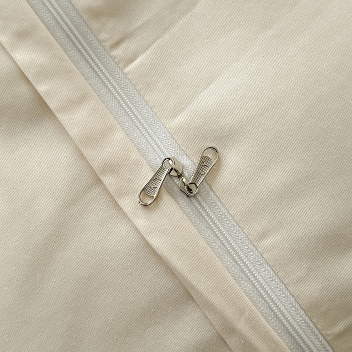 91家纺网 家纺一手货源 找家纺 莱茵家居 2026新款A类60支长绒棉纯棉提花贡缎大提花四件套光泽绸缎感轻奢风 丝涟-奶白