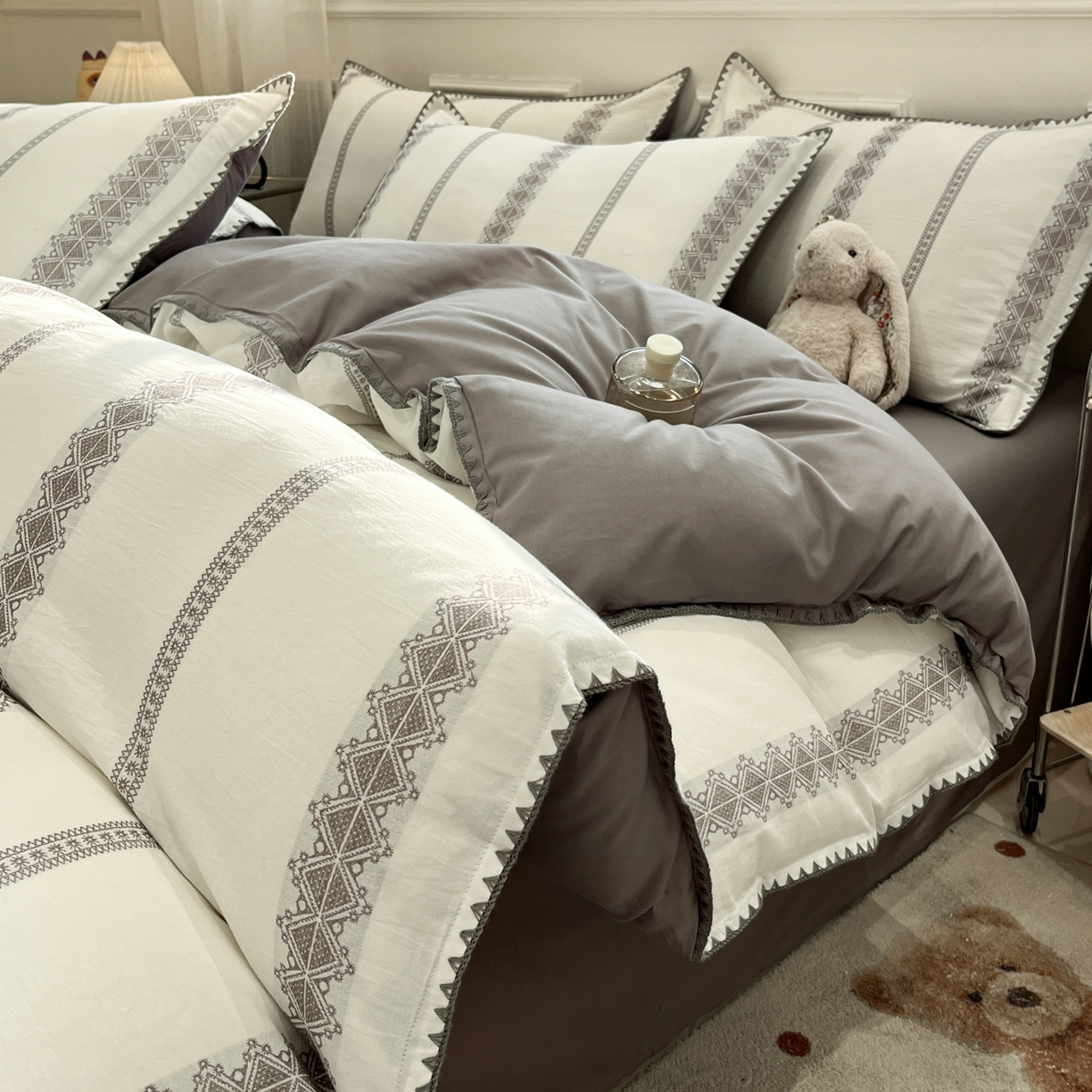 91家纺网 家纺一手货源 找家纺 （总）莱茵家居 2026新款A类全棉纯棉色织大提花贝壳边四件套-序语松间系列