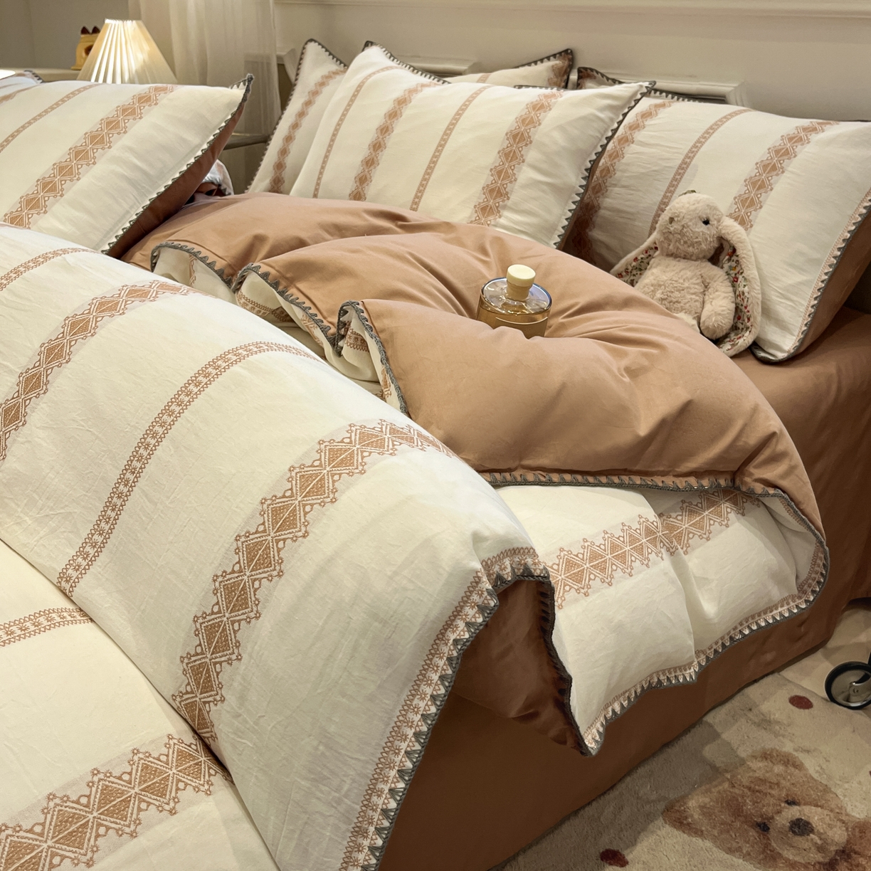 91家纺网 家纺一手货源 找家纺 （总）莱茵家居 2026新款A类全棉纯棉色织大提花贝壳边四件套-序语松间系列