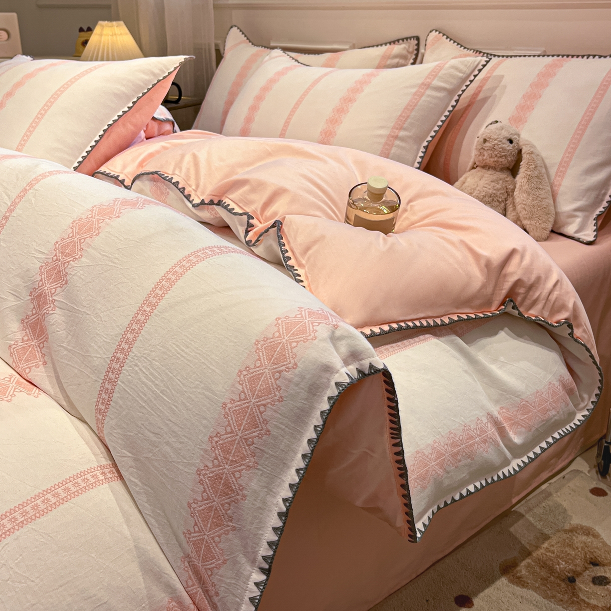 91家纺网 家纺一手货源 找家纺 （总）莱茵家居 2026新款A类全棉纯棉色织大提花贝壳边四件套-序语松间系列