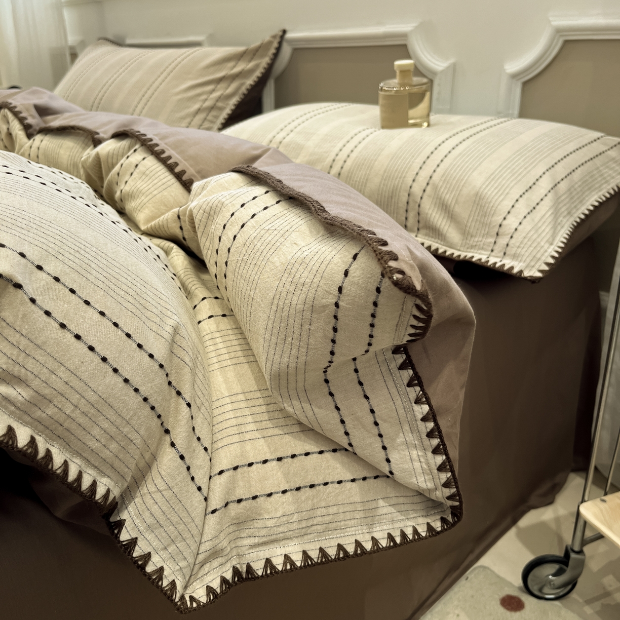 91家纺网 家纺一手货源 找家纺 莱茵家居 2026新款A类全棉纯棉色织大提花贝壳边四件套-序语松间系列 序语-咖