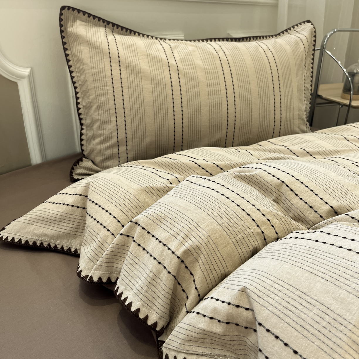 91家纺网 家纺一手货源 找家纺 莱茵家居 2026新款A类全棉纯棉色织大提花贝壳边四件套-序语松间系列 序语-咖