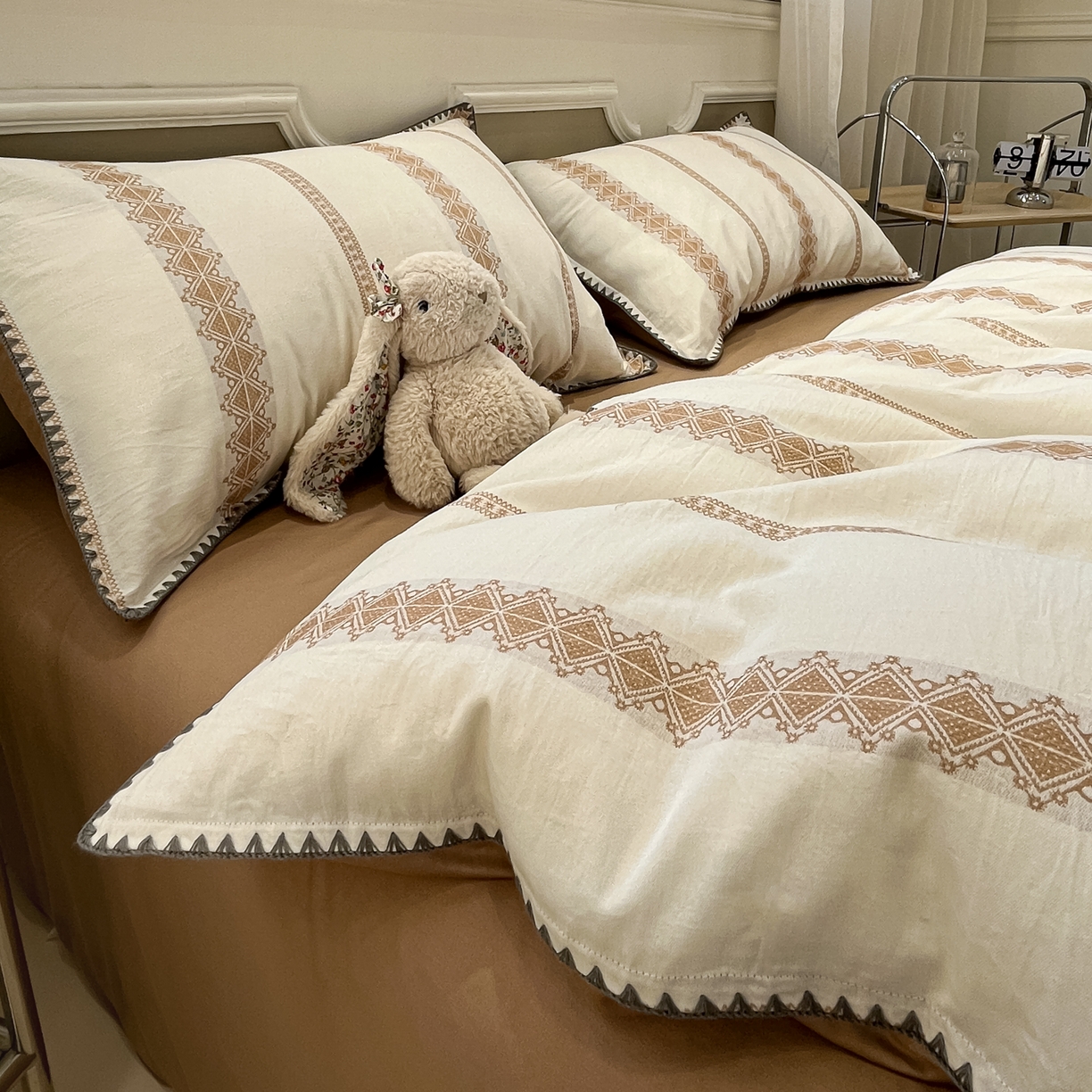 91家纺网 家纺一手货源 找家纺 莱茵家居 2026新款A类全棉纯棉色织大提花贝壳边四件套-序语松间系列 松间-棕