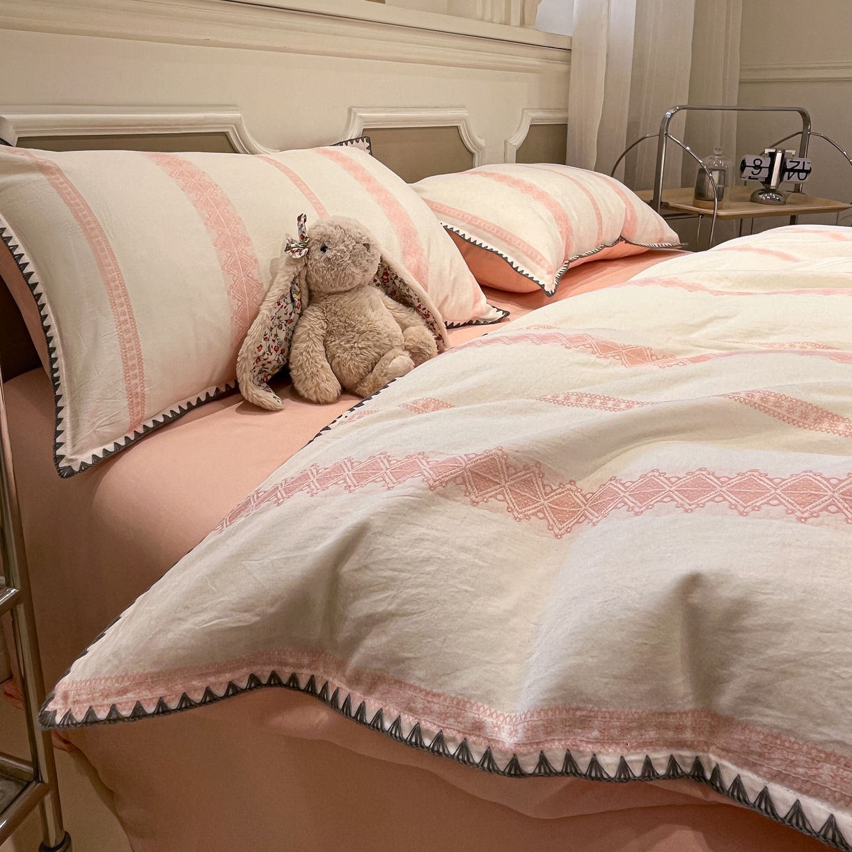 91家纺网 家纺一手货源 找家纺 莱茵家居 2026新款A类全棉纯棉色织大提花贝壳边四件套-序语松间系列 松间-粉