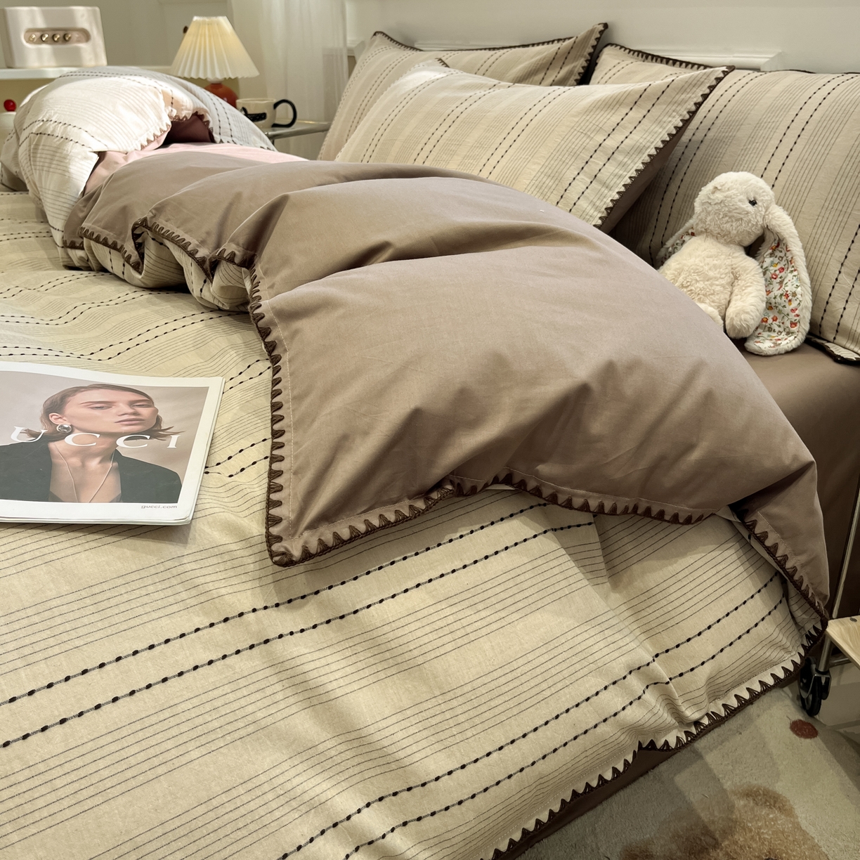 91家纺网 家纺一手货源 找家纺 莱茵家居 2026新款A类全棉纯棉色织大提花贝壳边四件套-序语松间系列 序语-咖