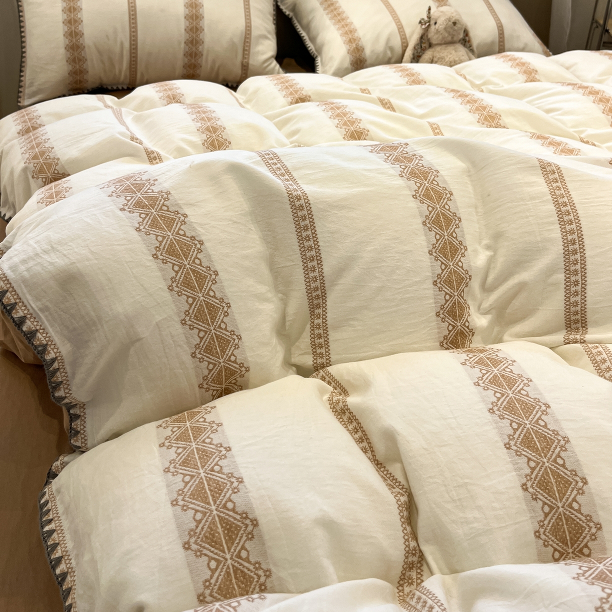 91家纺网 家纺一手货源 找家纺 莱茵家居 2026新款A类全棉纯棉色织大提花贝壳边四件套-序语松间系列 松间-棕