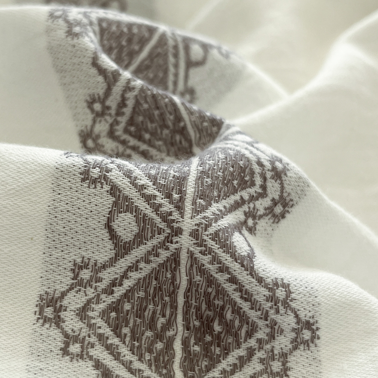 91家纺网 家纺一手货源 找家纺 莱茵家居 2026新款A类全棉纯棉色织大提花贝壳边四件套-序语松间系列 松间-灰