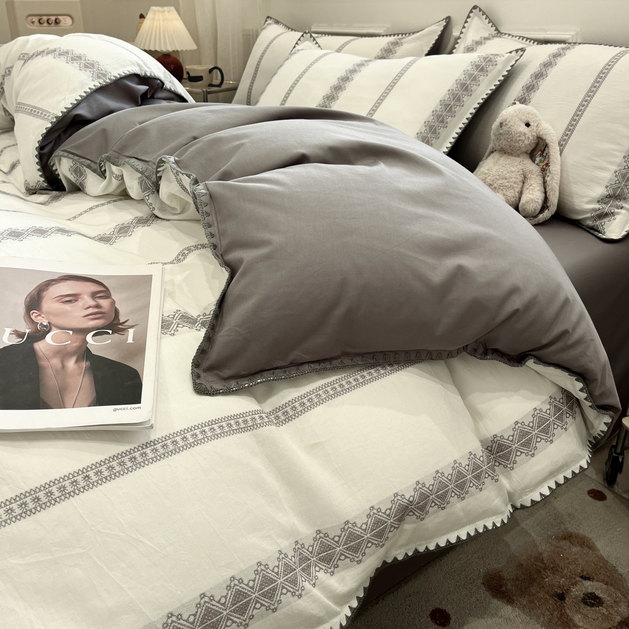 91家纺网 家纺一手货源 找家纺 莱茵家居 2026新款A类全棉纯棉色织大提花贝壳边四件套-序语松间系列 松间-灰