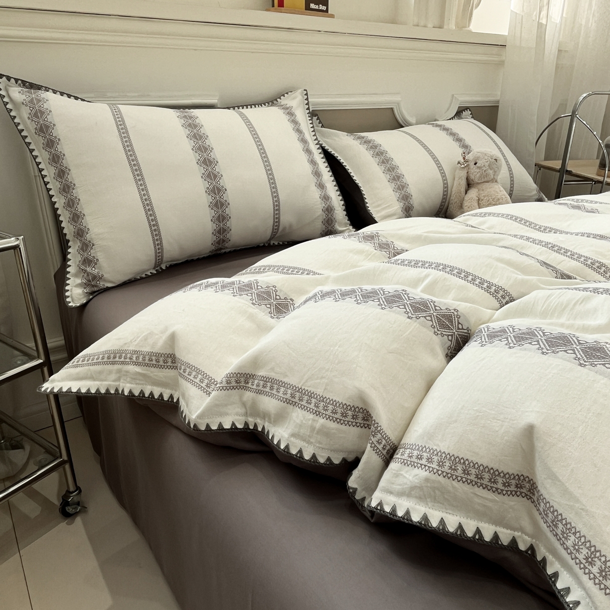 91家纺网 家纺一手货源 找家纺 莱茵家居 2026新款A类全棉纯棉色织大提花贝壳边四件套-序语松间系列 松间-灰