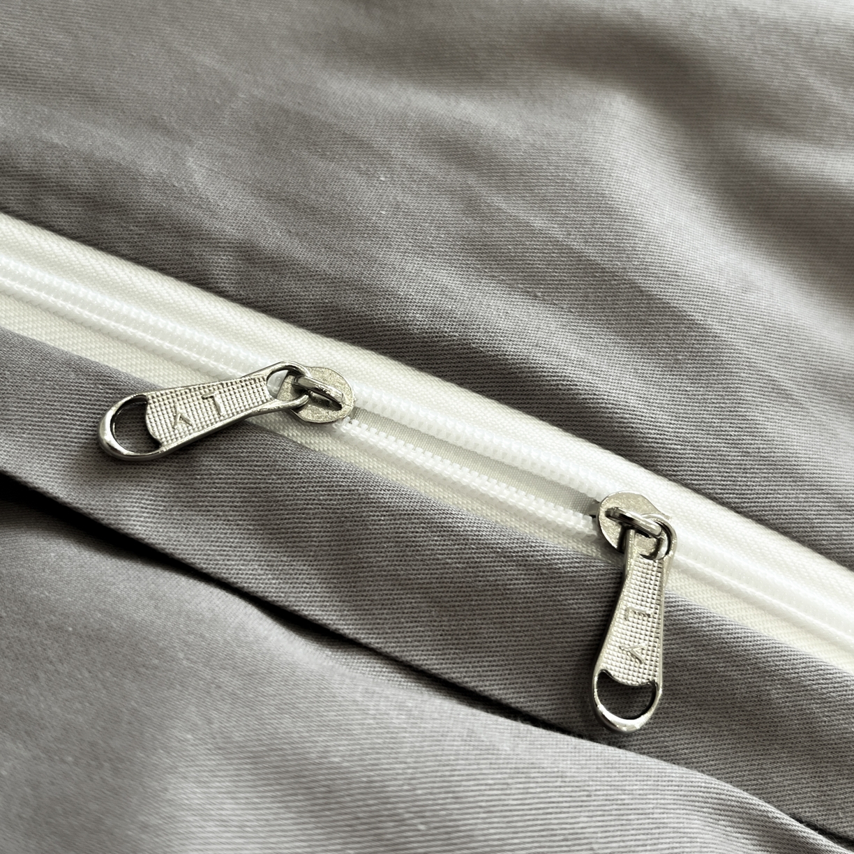 91家纺网 家纺一手货源 找家纺 莱茵家居 2026新款A类全棉纯棉色织大提花贝壳边四件套-序语松间系列 松间-灰