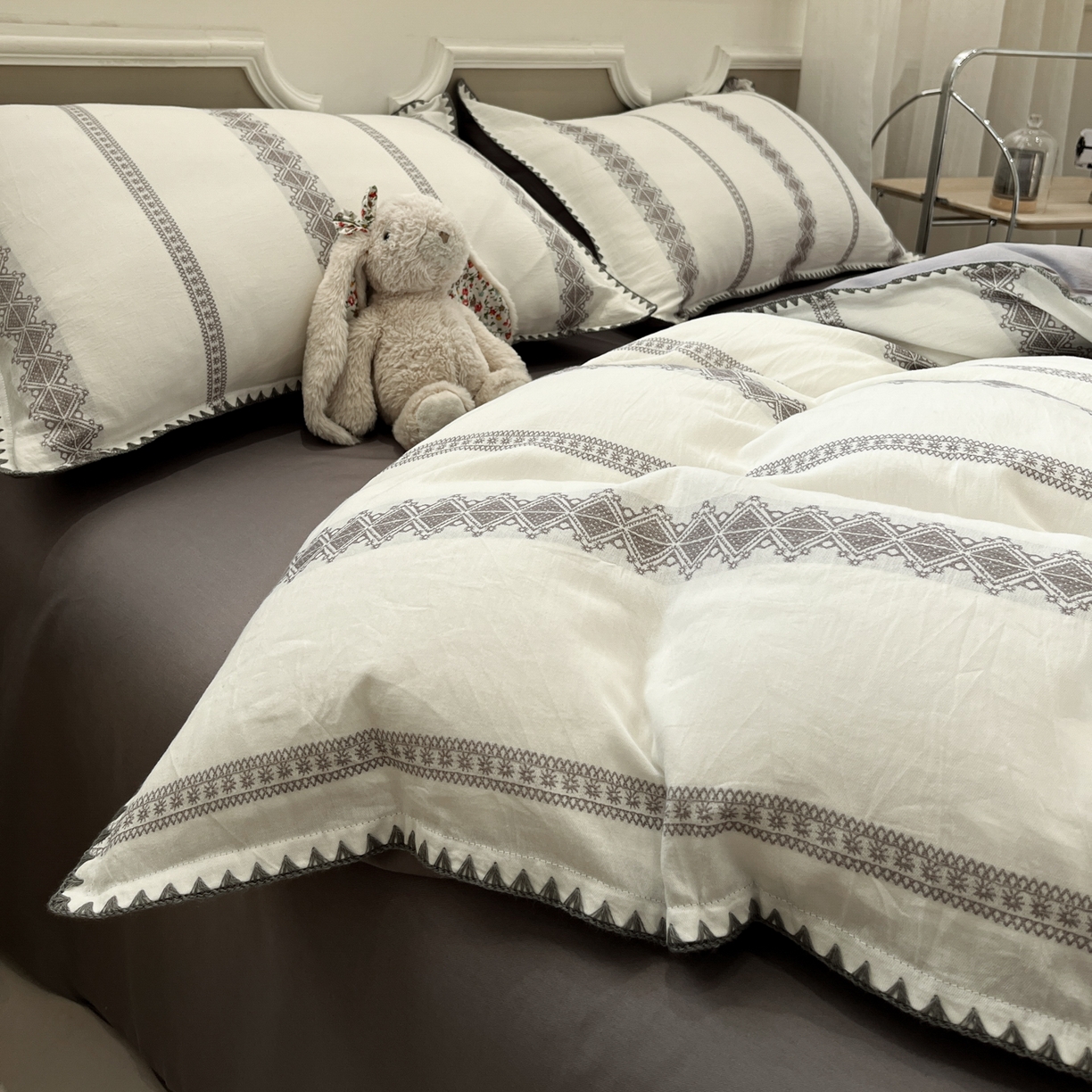 91家纺网 家纺一手货源 找家纺 莱茵家居 2026新款A类全棉纯棉色织大提花贝壳边四件套-序语松间系列 松间-灰