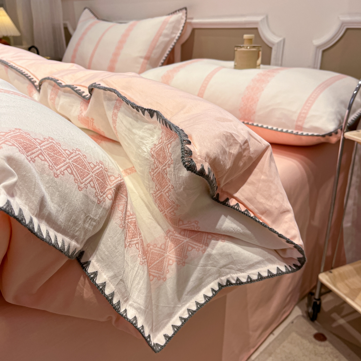 91家纺网 家纺一手货源 找家纺 莱茵家居 2026新款A类全棉纯棉色织大提花贝壳边四件套-序语松间系列 松间-粉