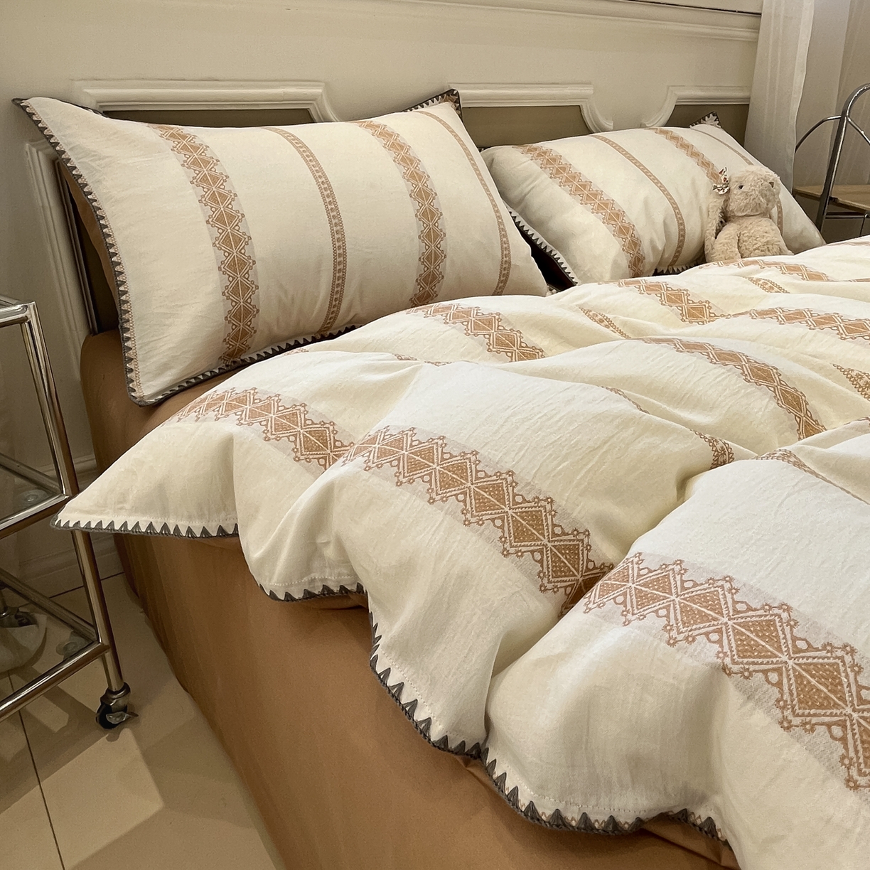 91家纺网 家纺一手货源 找家纺 莱茵家居 2026新款A类全棉纯棉色织大提花贝壳边四件套-序语松间系列 松间-棕