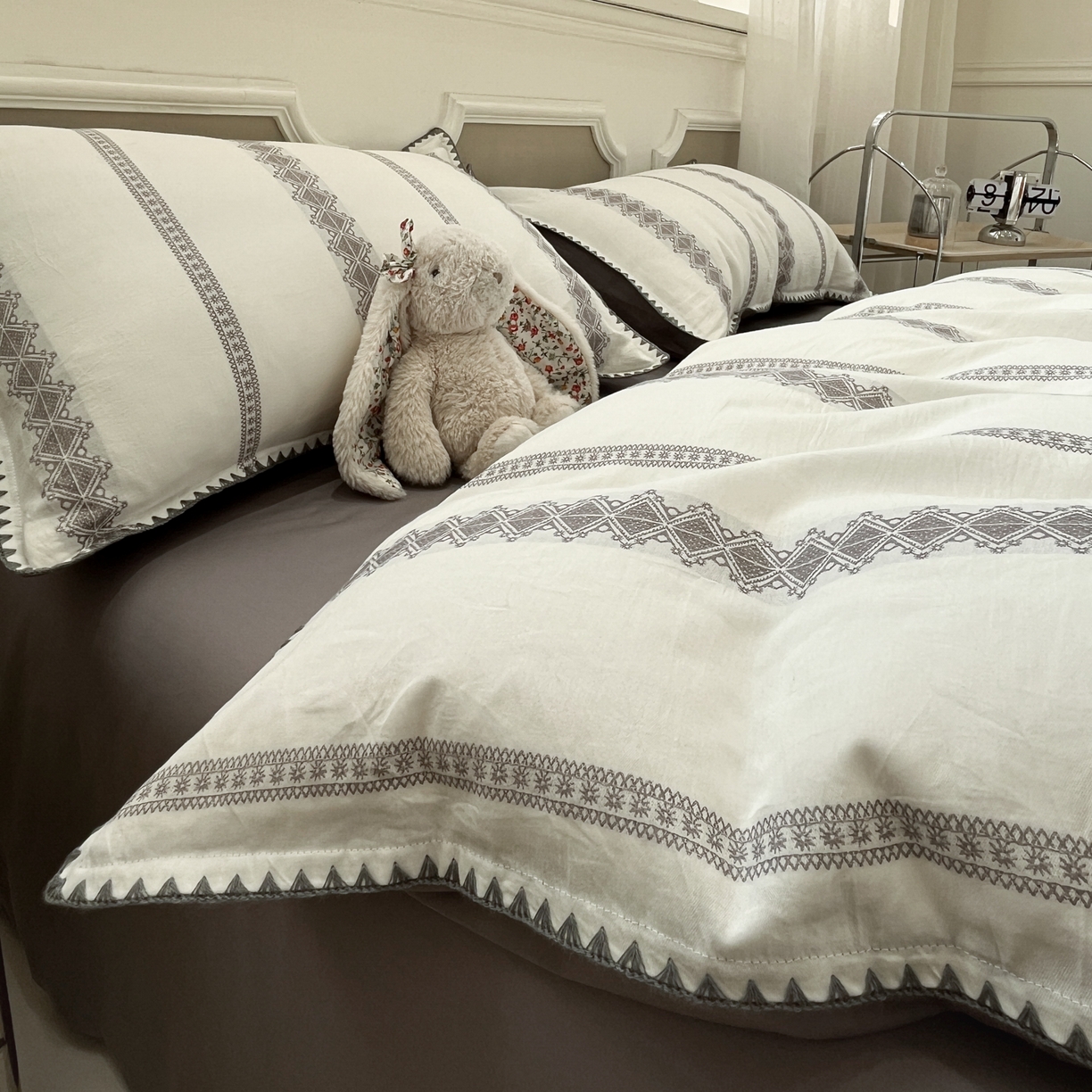 91家纺网 家纺一手货源 找家纺 莱茵家居 2026新款A类全棉纯棉色织大提花贝壳边四件套-序语松间系列 松间-灰