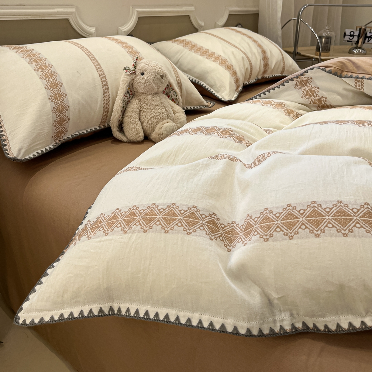 91家纺网 家纺一手货源 找家纺 莱茵家居 2026新款A类全棉纯棉色织大提花贝壳边四件套-序语松间系列 松间-棕