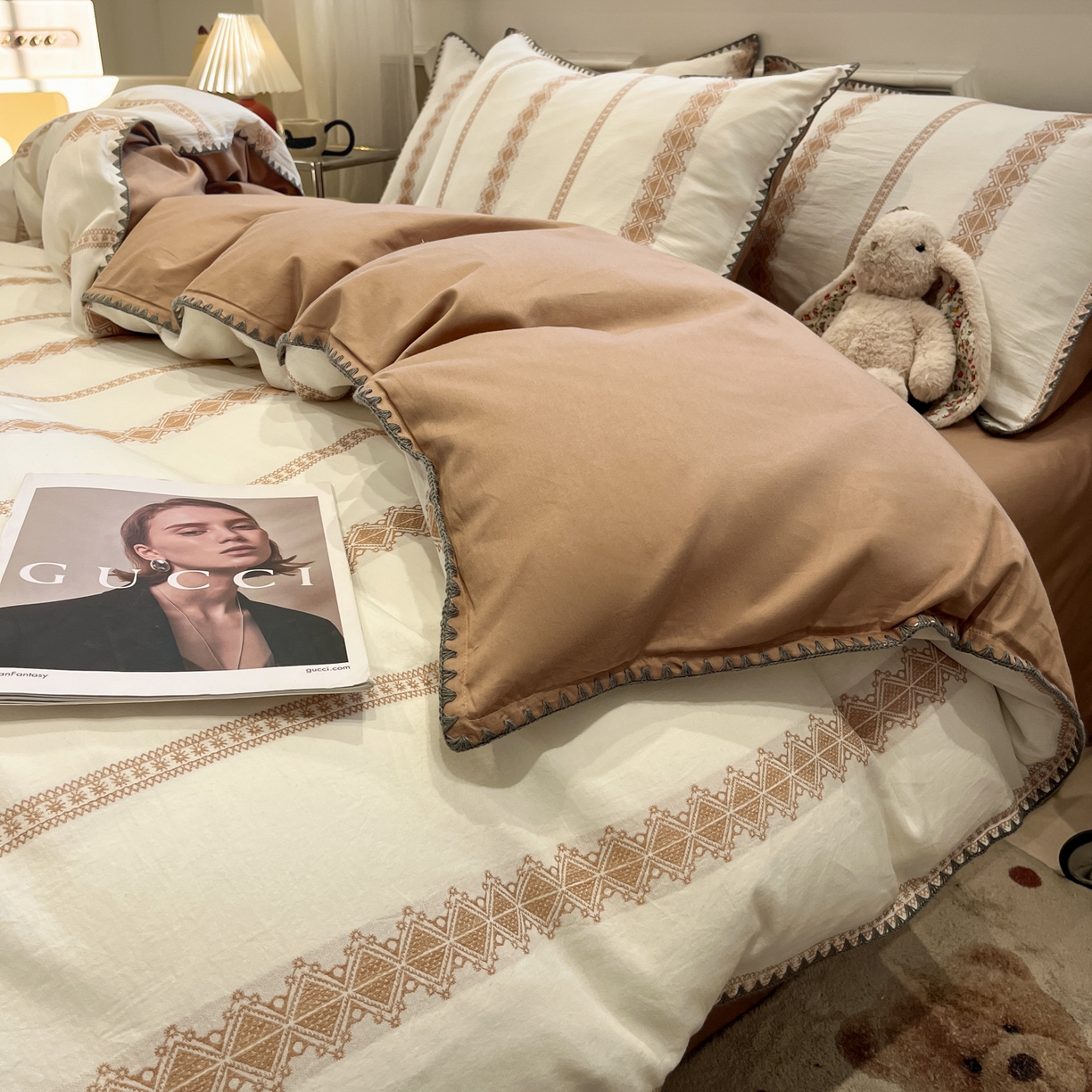 91家纺网 家纺一手货源 找家纺 莱茵家居 2026新款A类全棉纯棉色织大提花贝壳边四件套-序语松间系列 松间-棕