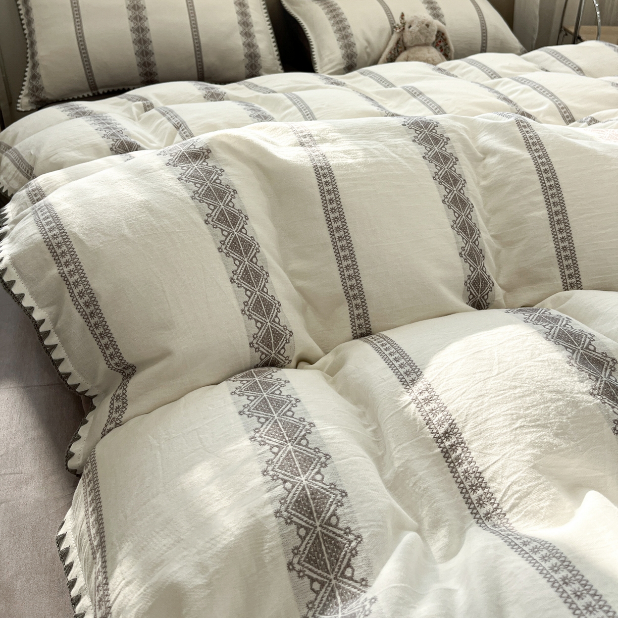 91家纺网 家纺一手货源 找家纺 莱茵家居 2026新款A类全棉纯棉色织大提花贝壳边四件套-序语松间系列 松间-灰