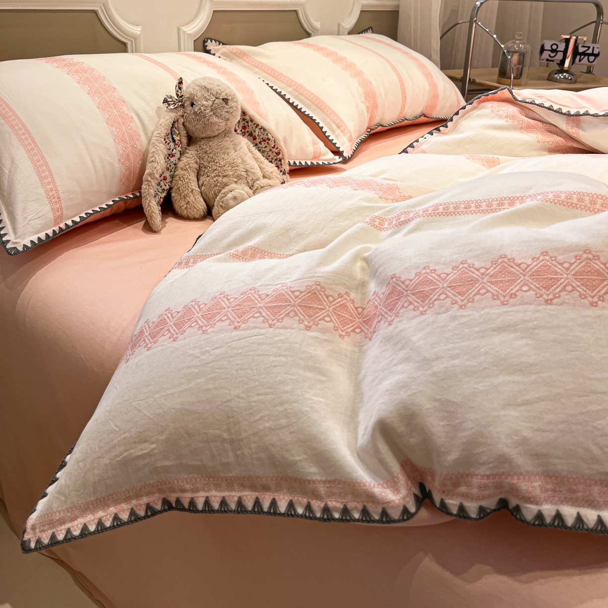 91家纺网 家纺一手货源 找家纺 莱茵家居 2026新款A类全棉纯棉色织大提花贝壳边四件套-序语松间系列 松间-粉