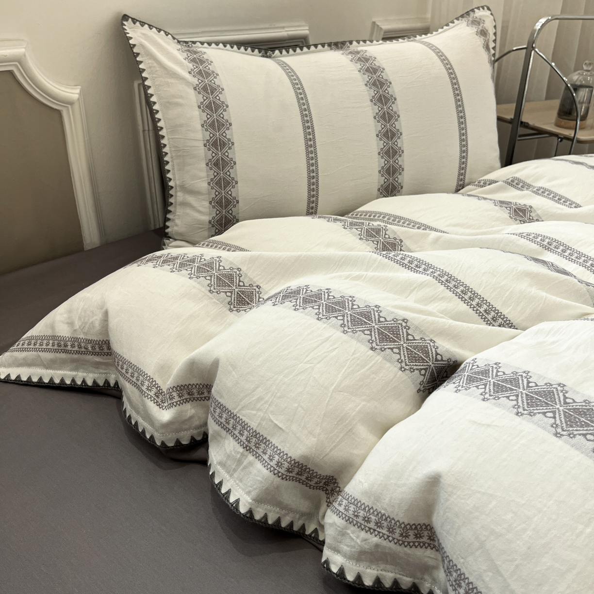 91家纺网 家纺一手货源 找家纺 莱茵家居 2026新款A类全棉纯棉色织大提花贝壳边四件套-序语松间系列 松间-灰