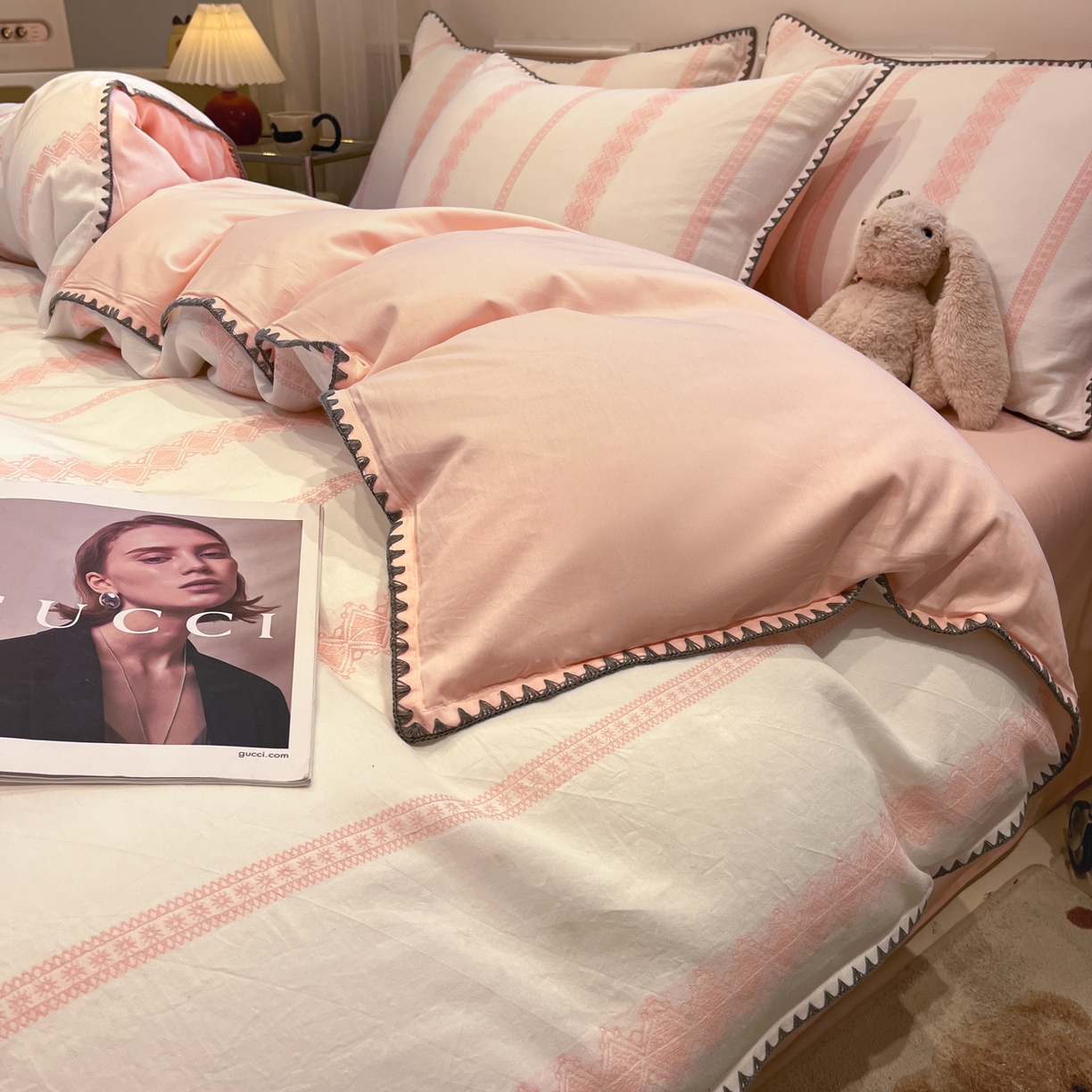 91家纺网 家纺一手货源 找家纺 莱茵家居 2026新款A类全棉纯棉色织大提花贝壳边四件套-序语松间系列 松间-粉