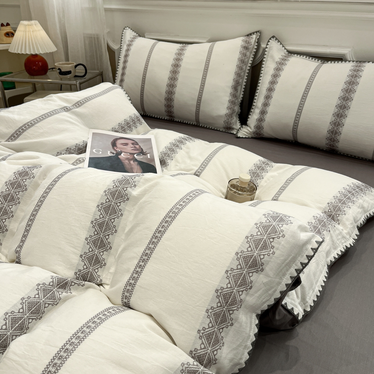 91家纺网 家纺一手货源 找家纺 莱茵家居 2026新款A类全棉纯棉色织大提花贝壳边四件套-序语松间系列 松间-灰