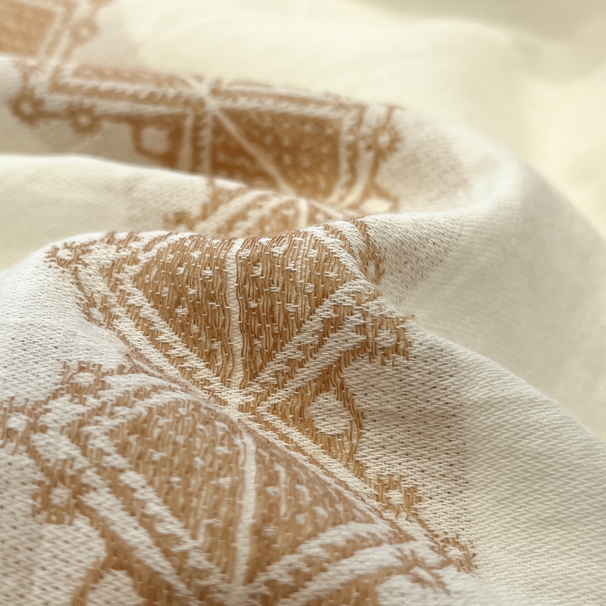 91家纺网 家纺一手货源 找家纺 莱茵家居 2026新款A类全棉纯棉色织大提花贝壳边四件套-序语松间系列 松间-棕