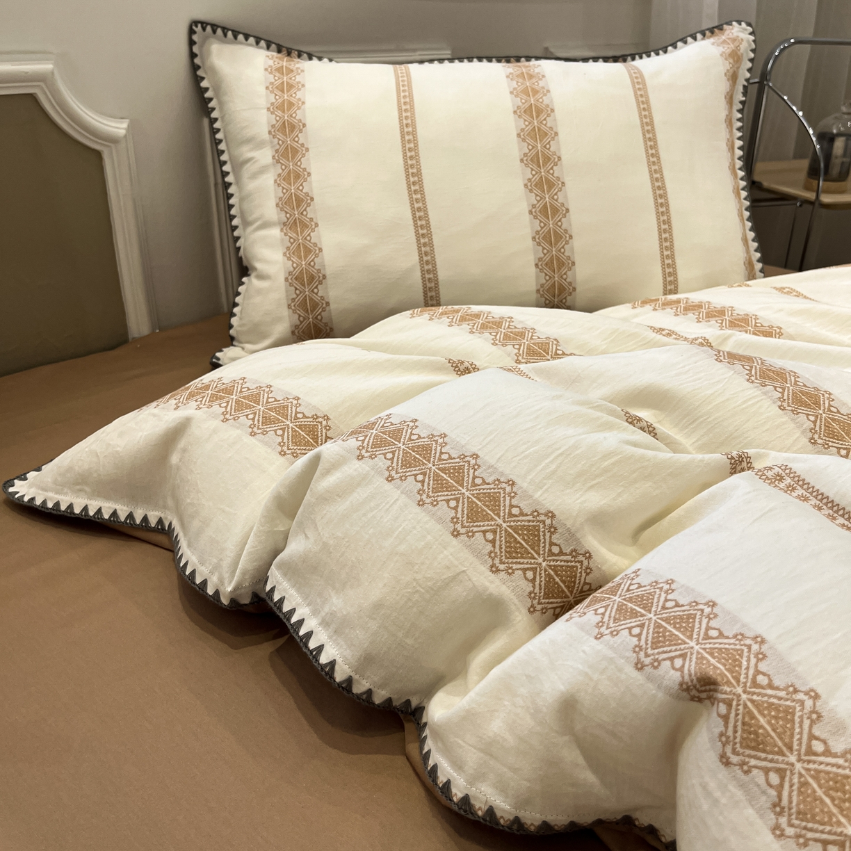 91家纺网 家纺一手货源 找家纺 莱茵家居 2026新款A类全棉纯棉色织大提花贝壳边四件套-序语松间系列 松间-棕