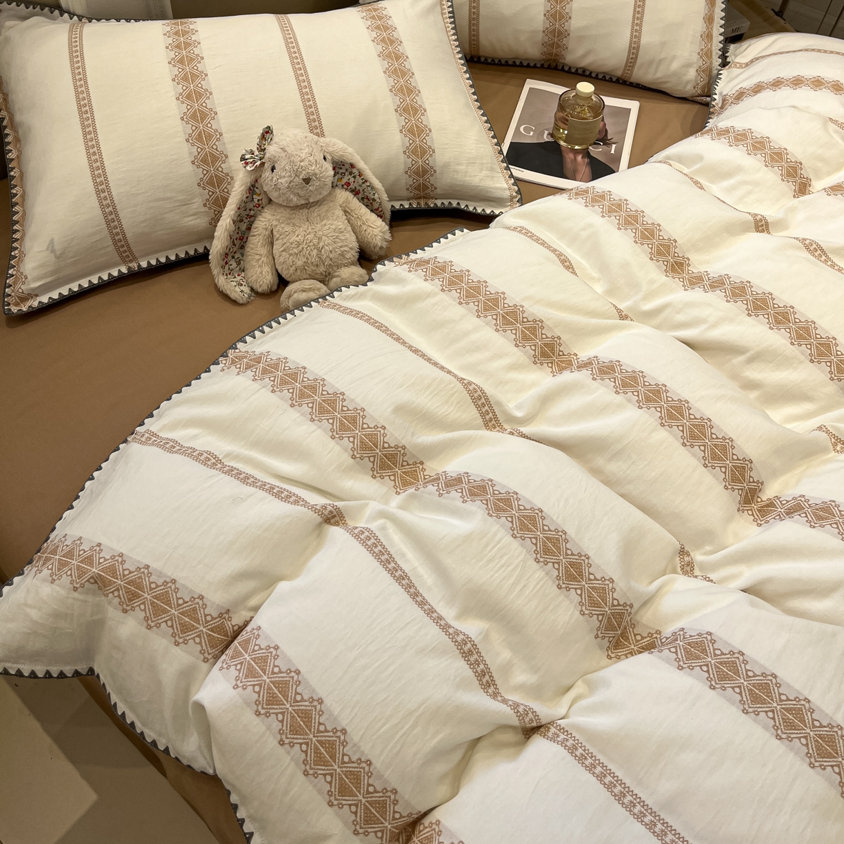 91家纺网 家纺一手货源 找家纺 莱茵家居 2026新款A类全棉纯棉色织大提花贝壳边四件套-序语松间系列 松间-棕