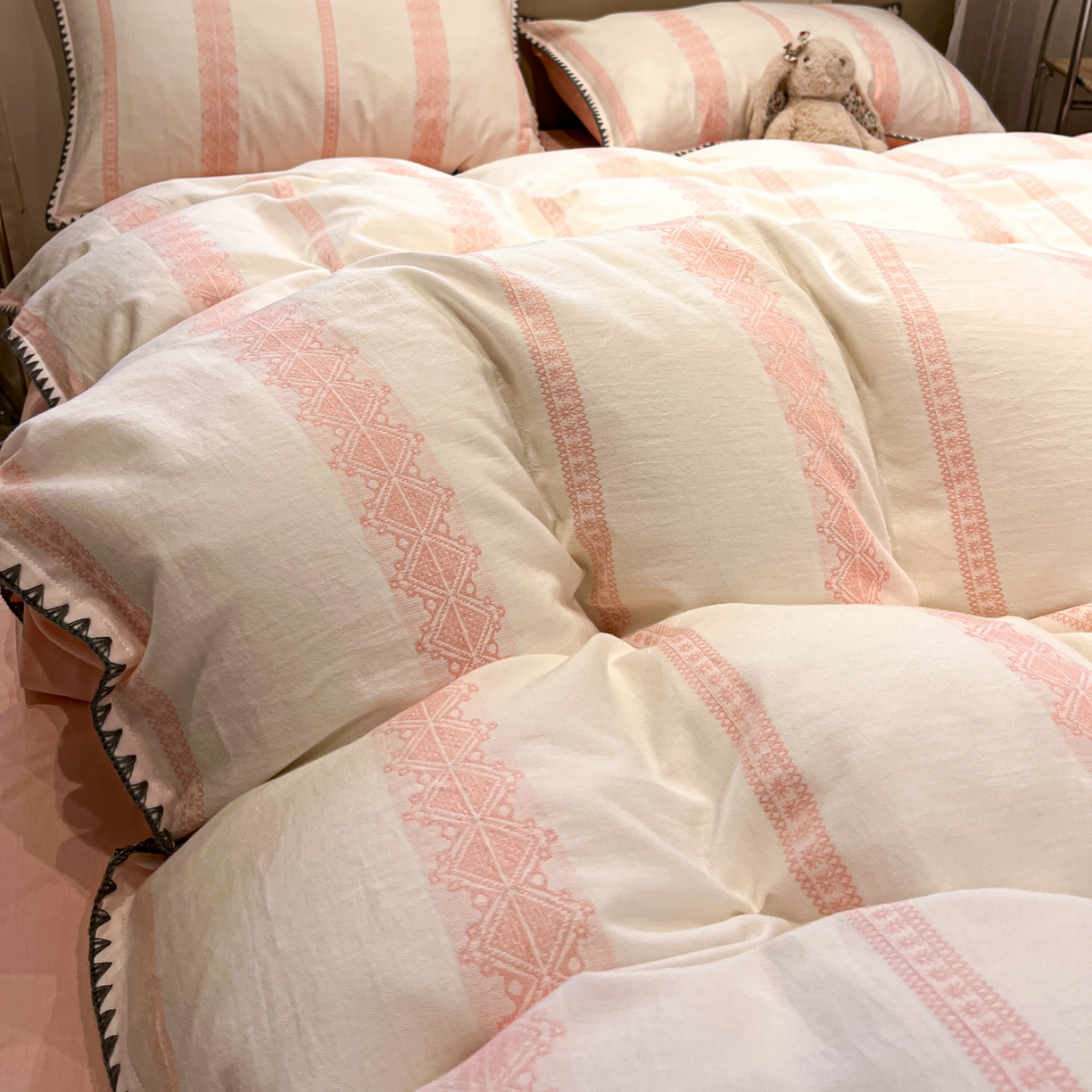 91家纺网 家纺一手货源 找家纺 莱茵家居 2026新款A类全棉纯棉色织大提花贝壳边四件套-序语松间系列 松间-粉