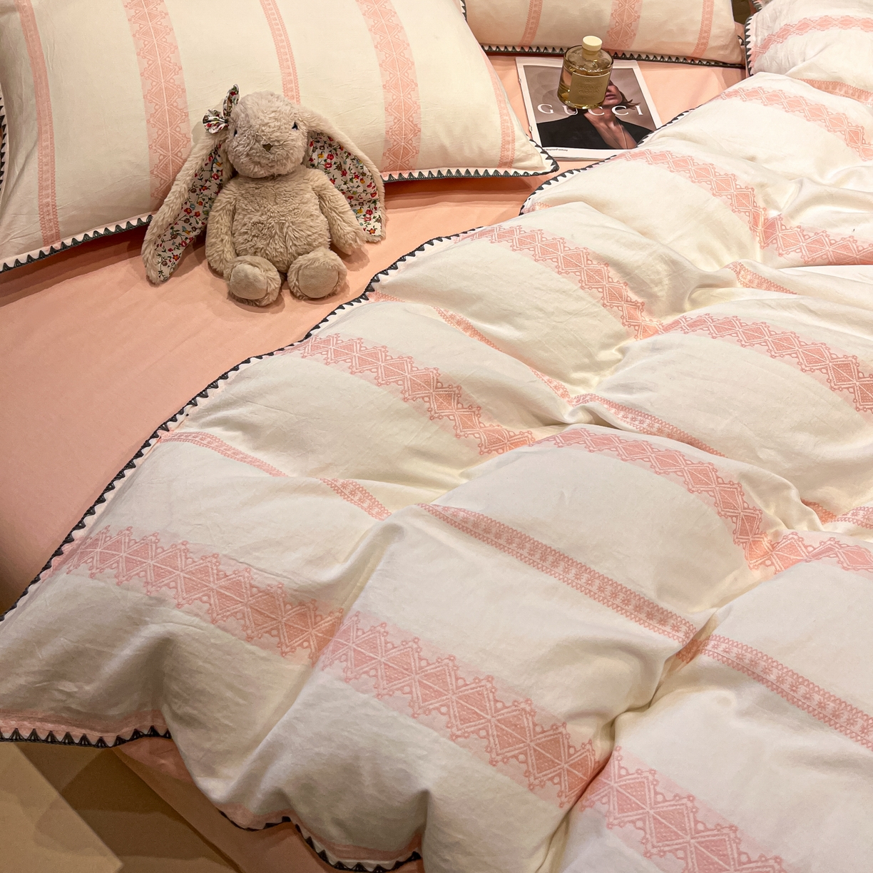 91家纺网 家纺一手货源 找家纺 莱茵家居 2026新款A类全棉纯棉色织大提花贝壳边四件套-序语松间系列 松间-粉