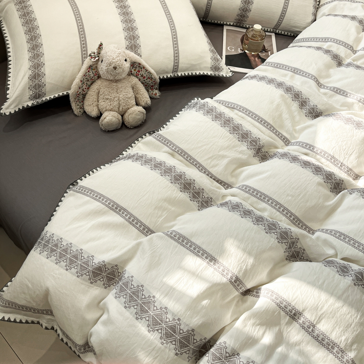 91家纺网 家纺一手货源 找家纺 莱茵家居 2026新款A类全棉纯棉色织大提花贝壳边四件套-序语松间系列 松间-灰