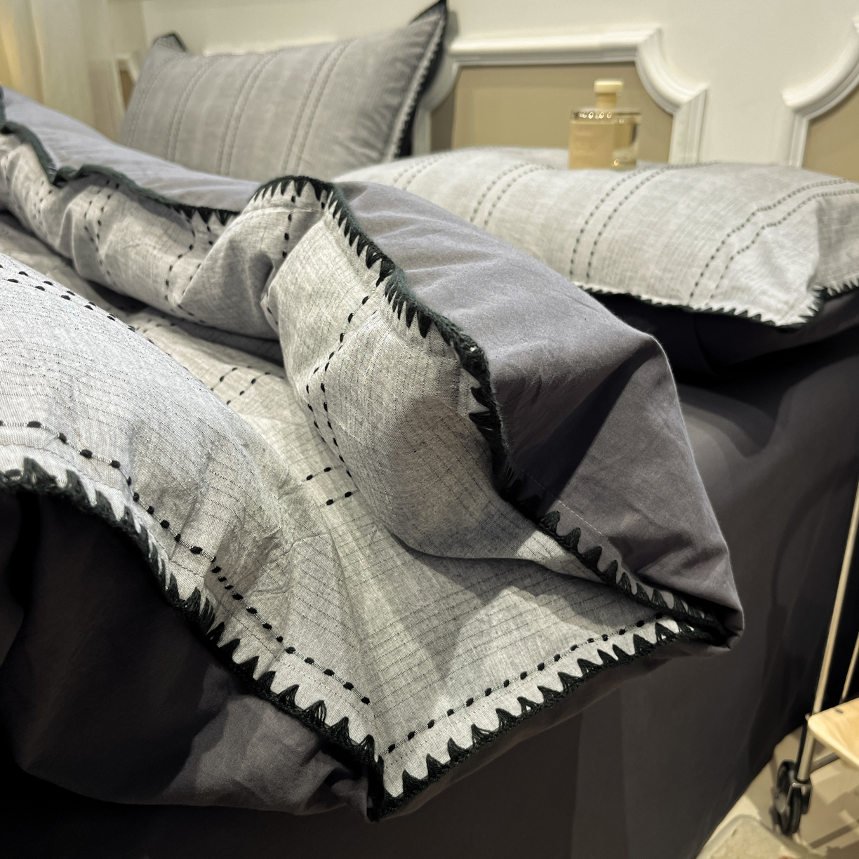 91家纺网 家纺一手货源 找家纺 莱茵家居 2026新款A类全棉纯棉色织大提花贝壳边四件套-序语松间系列 序语-灰