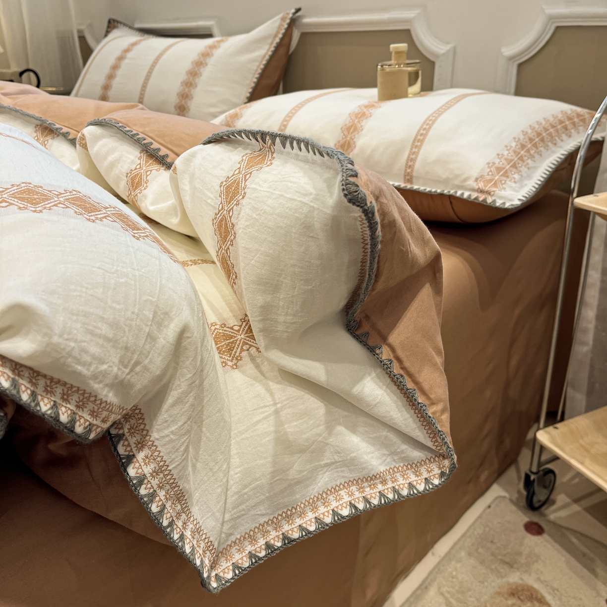 91家纺网 家纺一手货源 找家纺 莱茵家居 2026新款A类全棉纯棉色织大提花贝壳边四件套-序语松间系列 松间-棕