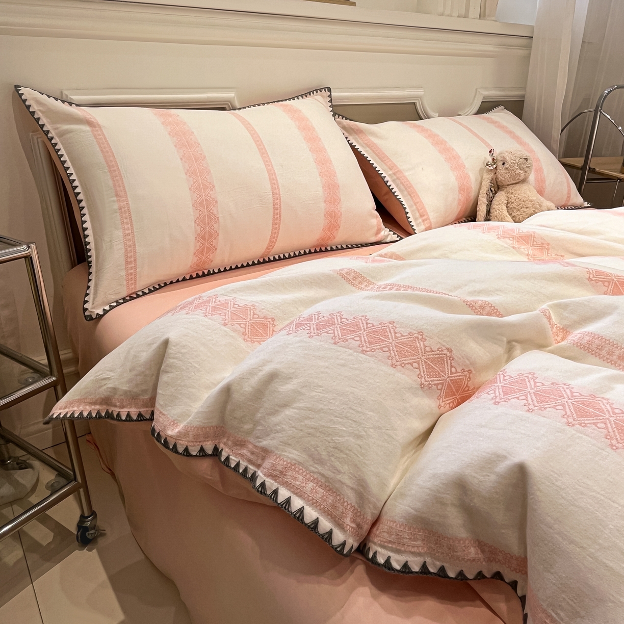 91家纺网 家纺一手货源 找家纺 莱茵家居 2026新款A类全棉纯棉色织大提花贝壳边四件套-序语松间系列 松间-粉