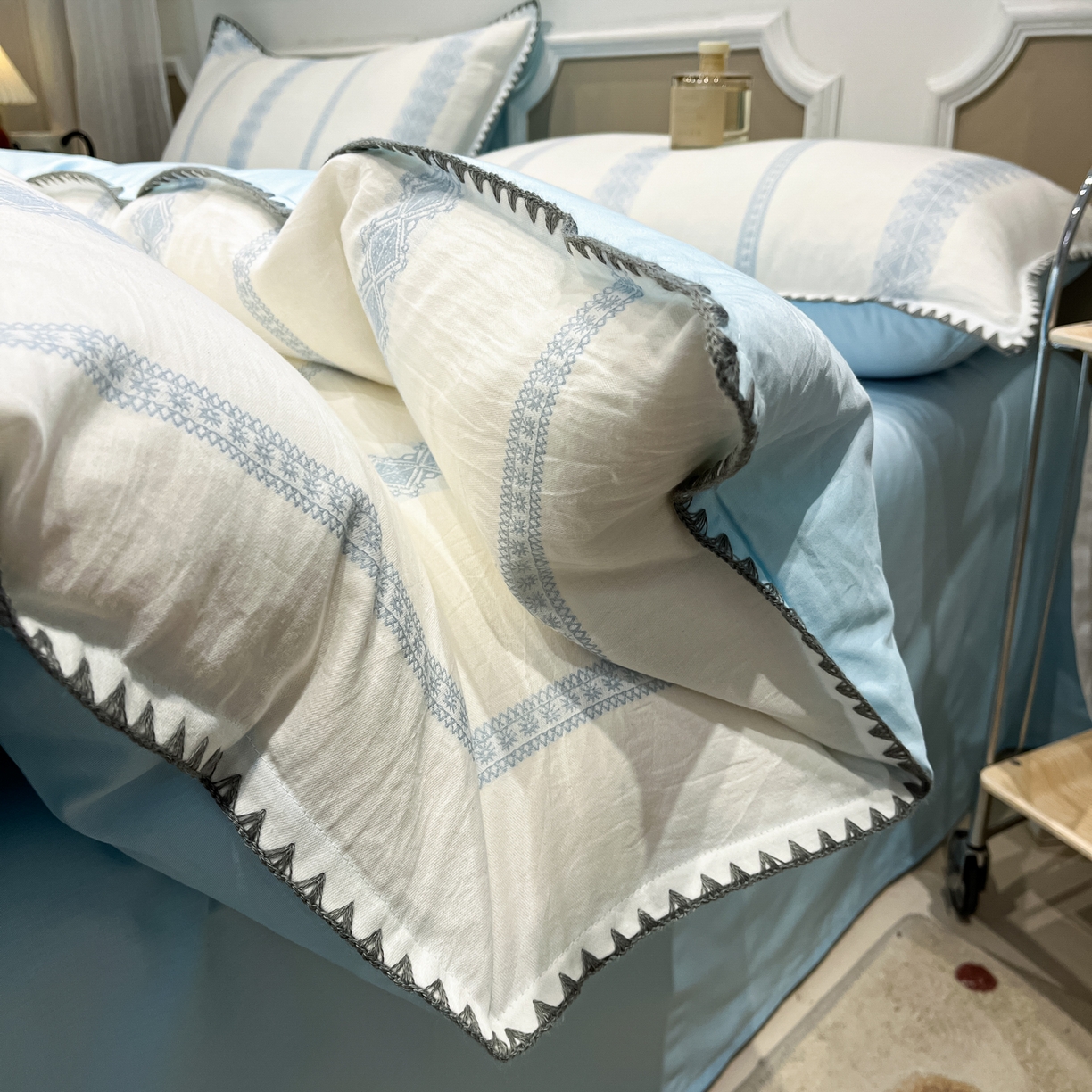 91家纺网 家纺一手货源 找家纺 莱茵家居 2026新款A类全棉纯棉色织大提花贝壳边四件套-序语松间系列 松间-蓝