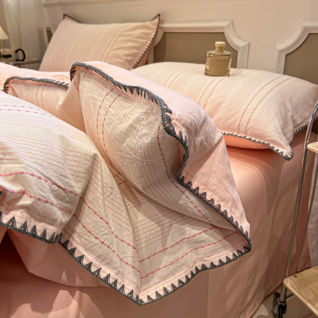 91家纺网 家纺一手货源 找家纺 莱茵家居 2026新款A类全棉纯棉色织大提花贝壳边四件套-序语松间系列 序语-粉