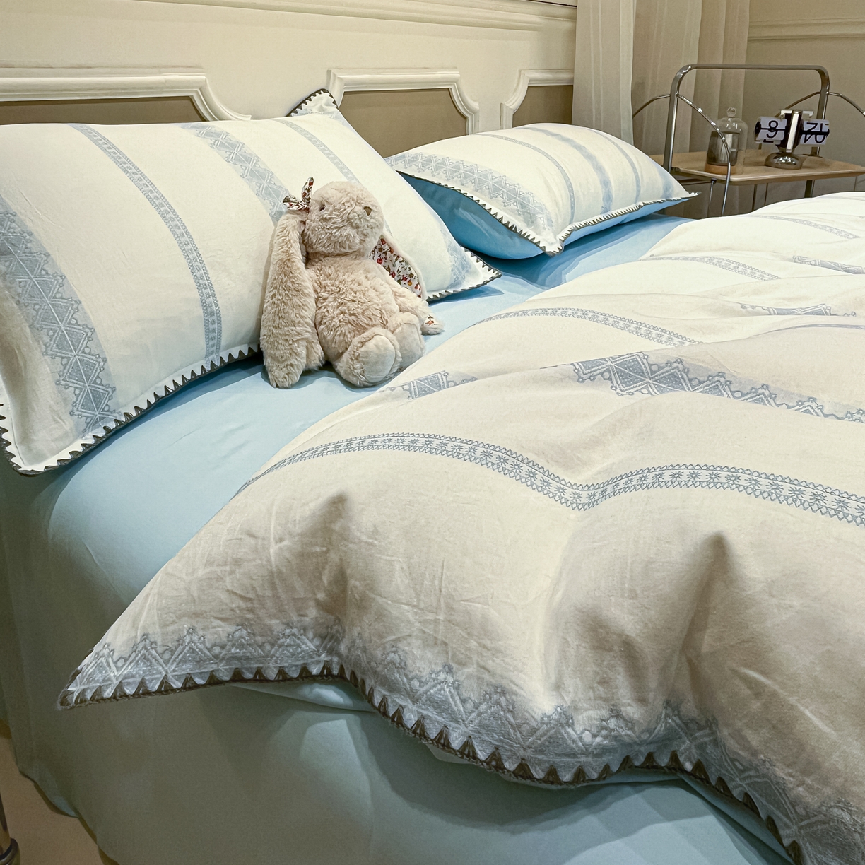 91家纺网 家纺一手货源 找家纺 莱茵家居 2026新款A类全棉纯棉色织大提花贝壳边四件套-序语松间系列 松间-蓝